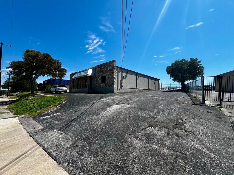 More Photos Of 11818 Warfield St, San Antonio Service For Lease