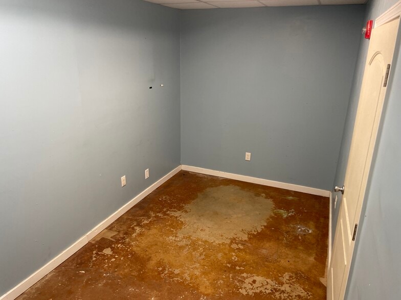 More Photos Of 182 Cornerstone Dr, Brunswick Showroom For Lease