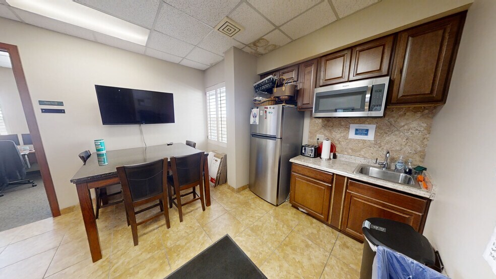 More Photos Of 714 E Rose Ln, Phoenix Office For Lease