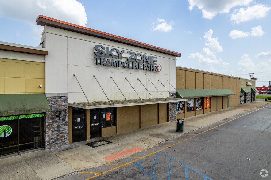 More Photos Of 1212-1264 NW Broad St, Murfreesboro Department Store For Lease