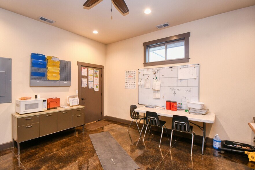 More Photos Of 818 Airport Rd, Pendleton Showroom For Sale