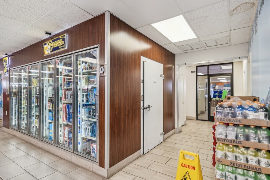 More Photos Of 12621 N Paradise Village Pky W, Phoenix Service Station For Sale