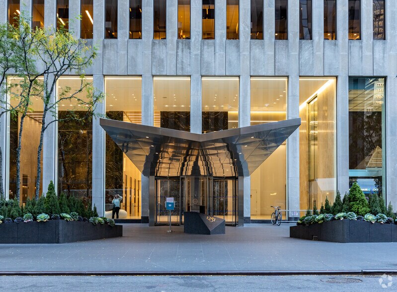 More Photos Of 1251 Avenue of the Americas, New York Office For Lease