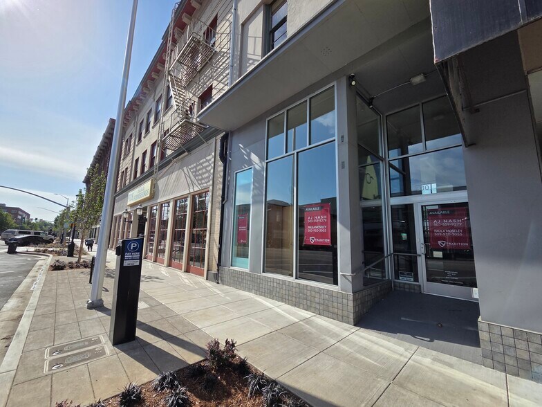 More Photos Of 174-188 NE Commercial St, Salem Storefront Retail Office For Lease