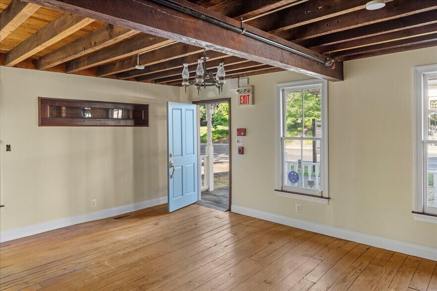 More Photos Of 159 N Sycamore St, Newtown Office For Lease