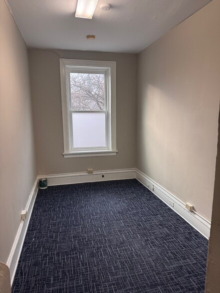 More Photos Of 104 Church St, Burlington Freestanding For Lease