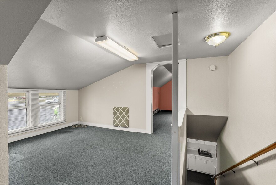 More Photos Of 1017 W Main St, Centralia Flex For Sale