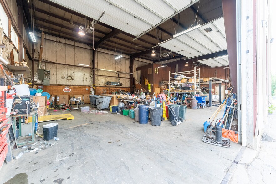 More Photos Of 563 Plains Rd, Tamworth Warehouse For Lease