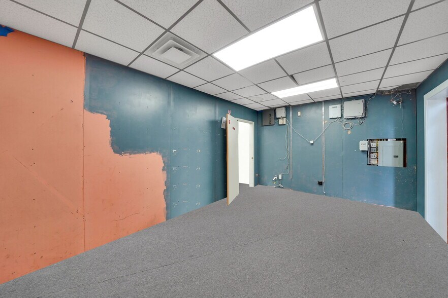 More Photos Of 150 W Sunrise Hwy, Lindenhurst General Retail For Lease