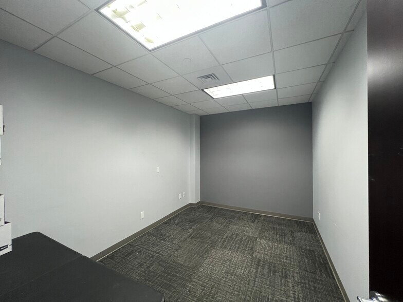 More Photos Of 5701 W Talavi Blvd, Glendale Office For Lease