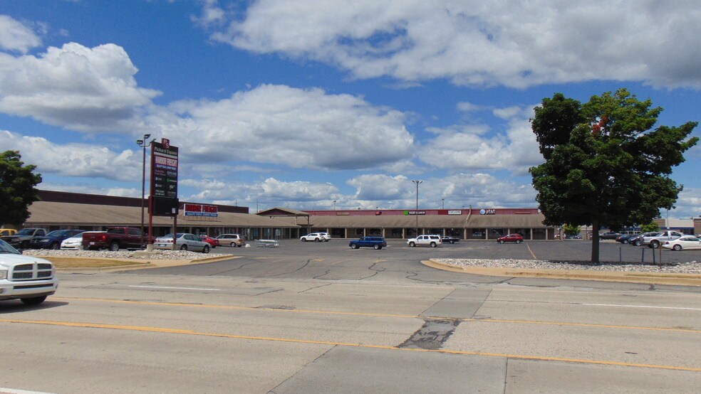 More Photos Of 911 E Pickard St, Mount Pleasant Storefront For Lease