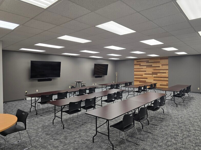 More Photos Of 317 W Walnut St, Green Bay Office For Lease