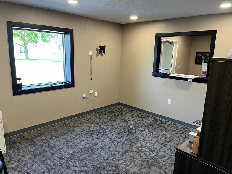 More Photos Of 516 N Garfield Cir, Sioux Falls Warehouse For Lease