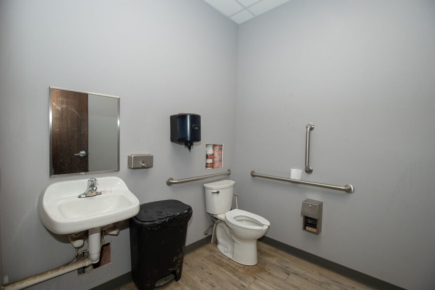 More Photos Of 311 Corporate Dr, Shelbyville Warehouse For Sale