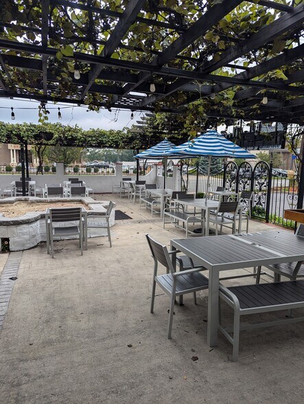 More Photos Of 10331 S Roberts Rd, Palos Hills Restaurant For Lease