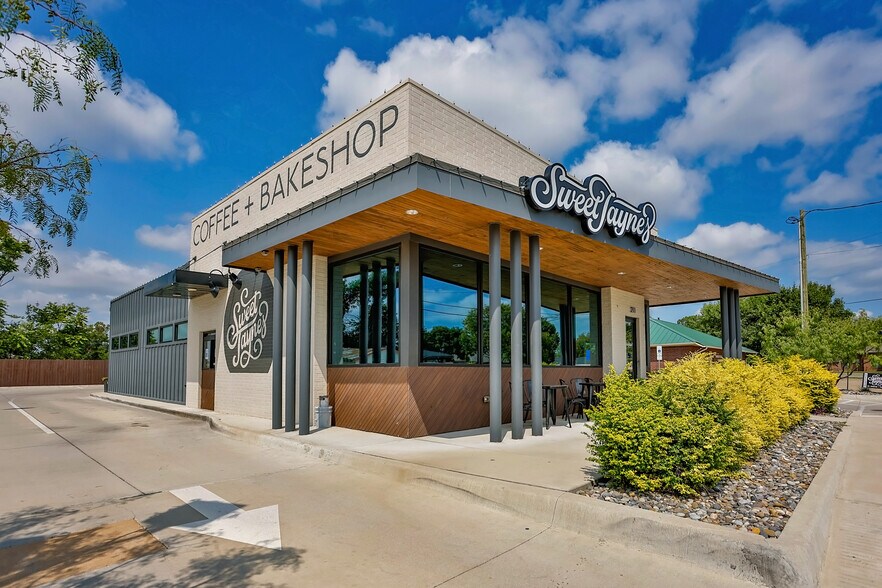 More Photos Of 211 N Weaver St, Gainesville Flex For Sale