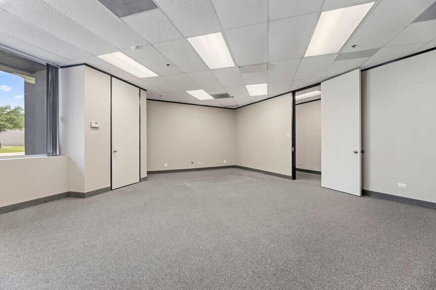 More Photos Of 12920 Senlac Dr, Farmers Branch Research And Development For Lease