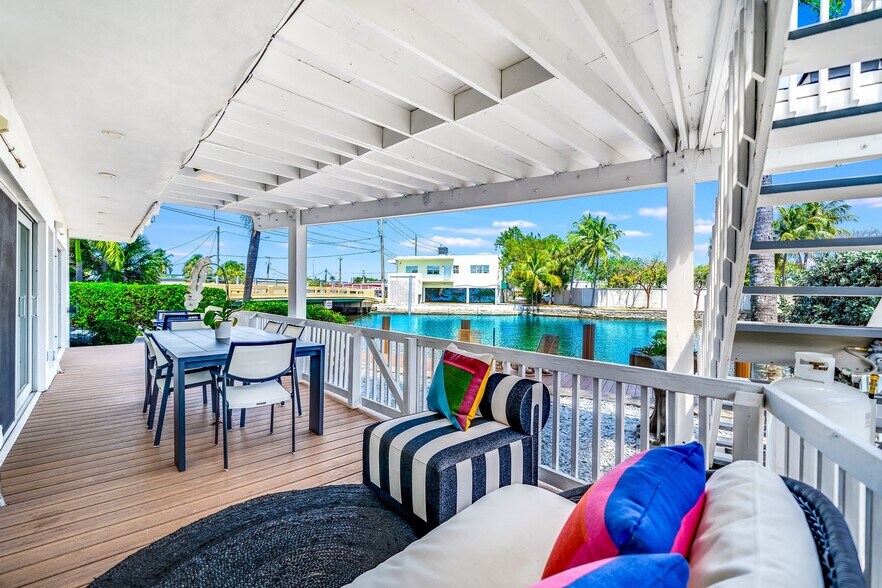 More Photos Of 2200 NE 26th St, Wilton Manors Office For Sale