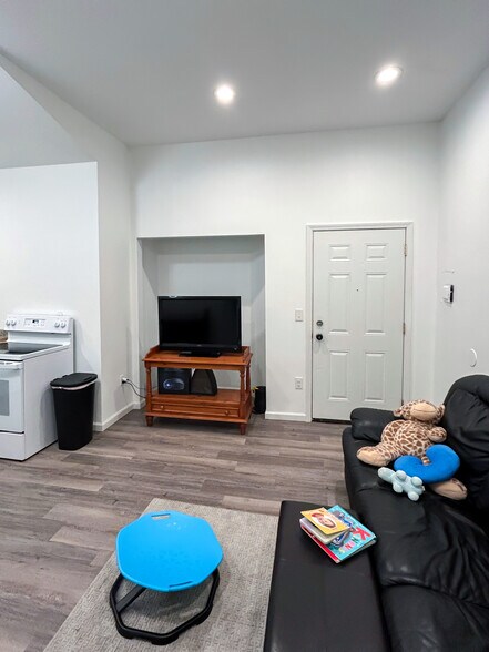 More Photos Of 718 E Mount Morris Rd, Mount Morris Storefront Retail Residential For Sale