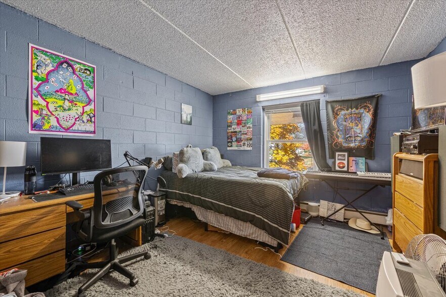 More Photos Of 928 W Hillcrest Dr, Dekalb Sorority Fraternity House For Sale