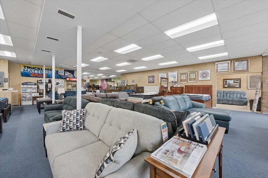 More Photos Of 7045 W North Ave, Oak Park Storefront For Sale