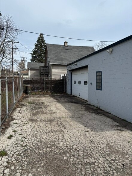 More Photos Of 5614 W Hampton Ave, Milwaukee Auto Repair For Lease