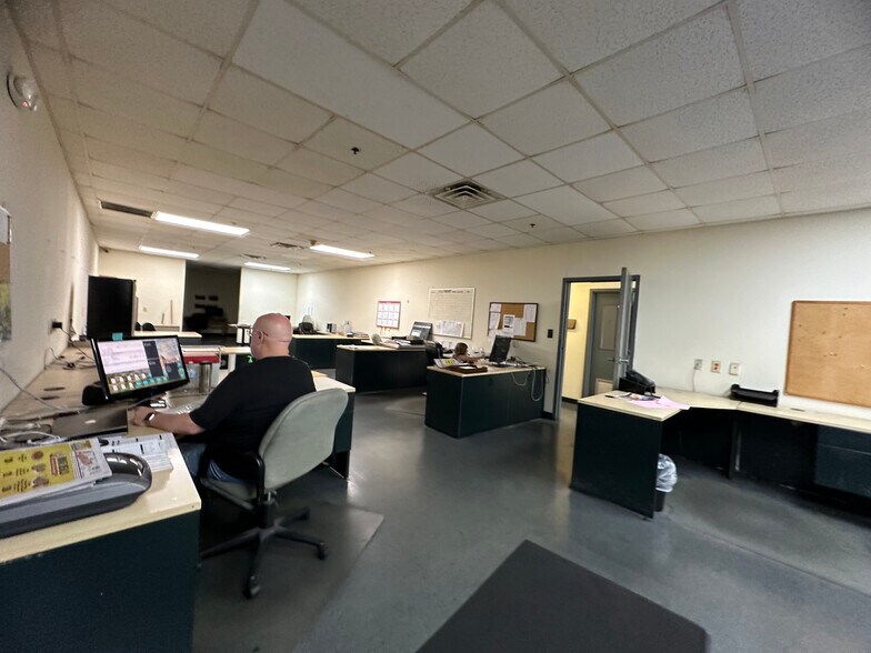 More Photos Of 311 W Central, Valdosta Manufacturing For Sale