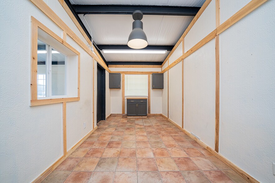 More Photos Of 118 Industrial Blvd, Kilgore Flex For Lease