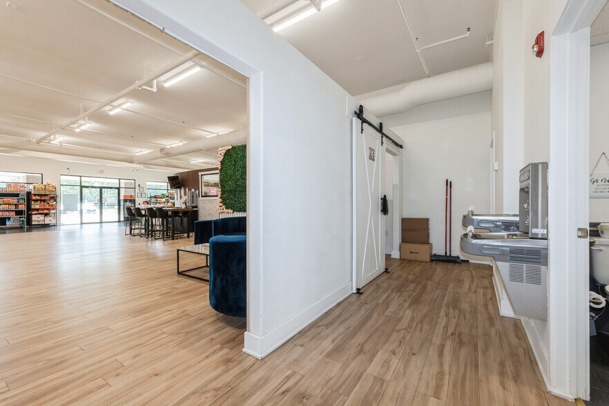 More Photos Of 5500 Merle Hay Rd, Johnston Storefront For Sale