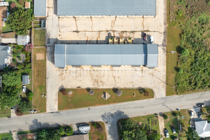 More Photos Of 190 Center St, New Braunfels Warehouse For Lease