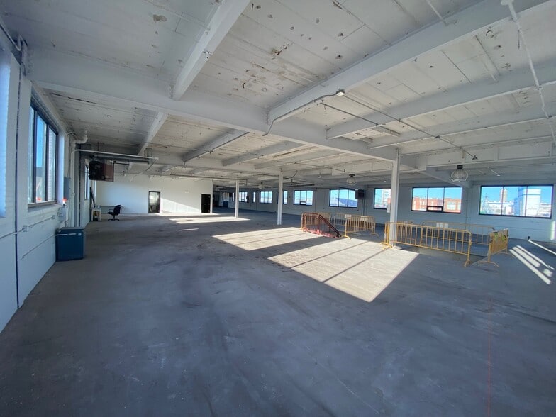 More Photos Of 135 E Howard St, Quincy Warehouse For Lease