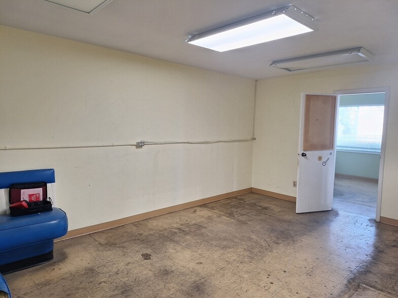 More Photos Of 690 Comox Rd, Nanaimo Warehouse For Lease