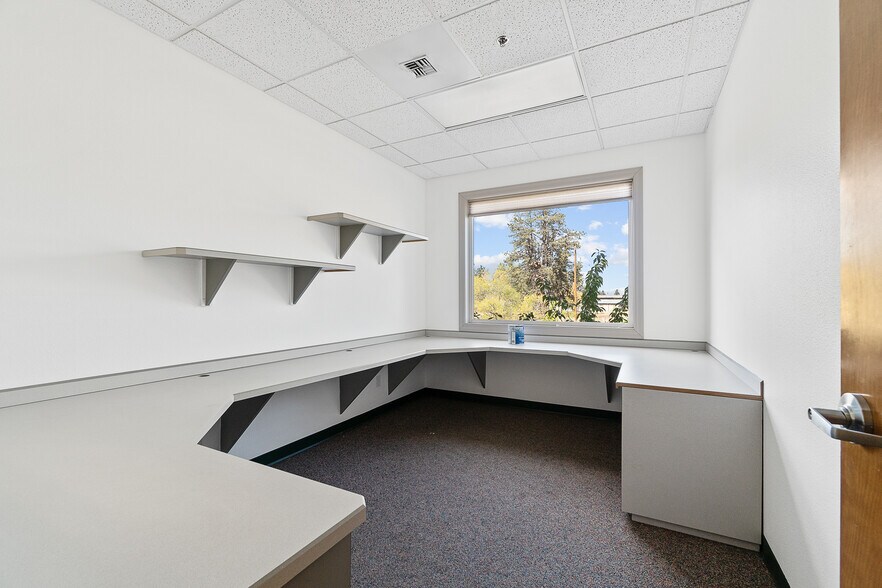 More Photos Of 300 SE Reed Market Rd, Bend Office For Lease