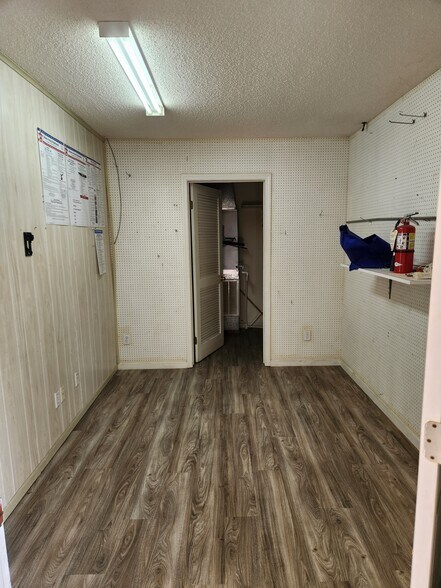 More Photos Of 700 W Grand Ave, Rainbow City General Retail For Lease