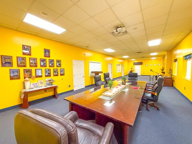 More Photos Of 2335 Columbia Hwy, Pulaski Office For Sale