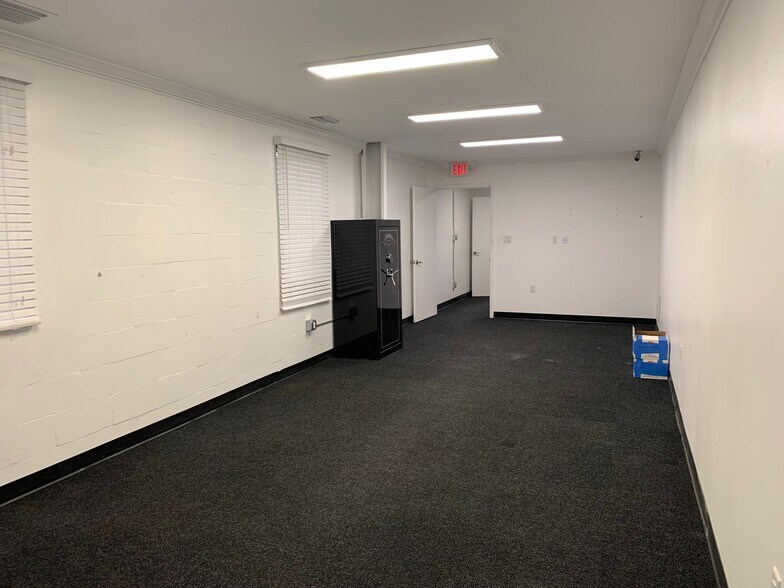 More Photos Of 6413 Pinecastle Blvd, Orlando Flex For Lease
