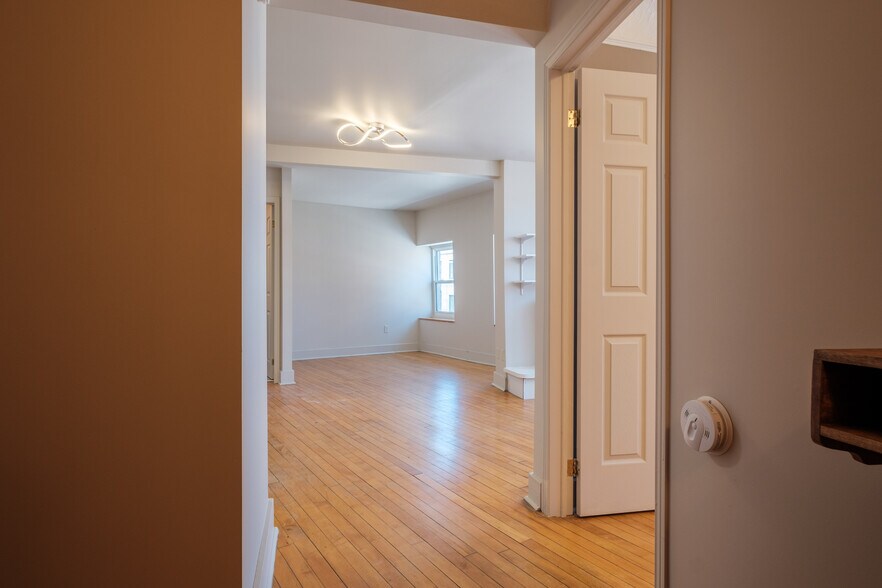 More Photos Of 155-159 Wellington St, Kingston Storefront Retail Residential For Lease