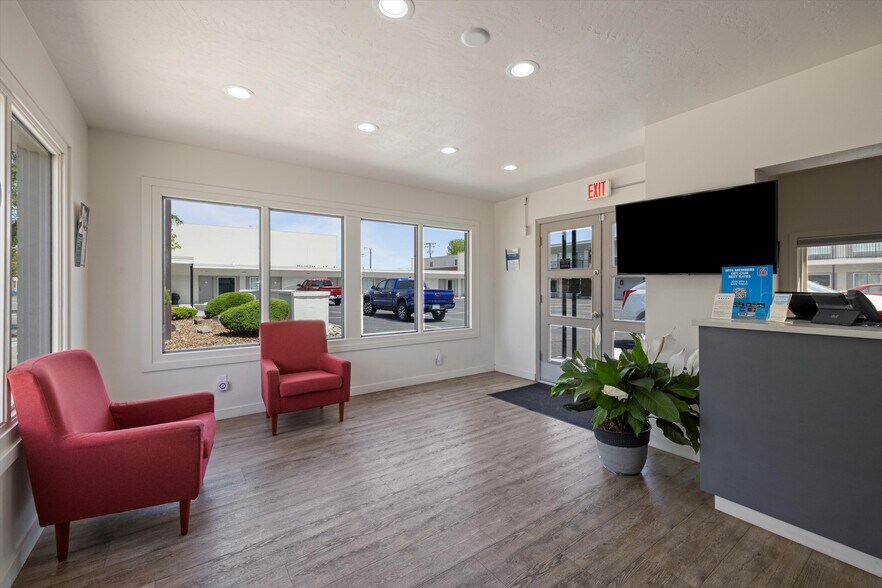 More Photos Of 720 W Lewis St, Pasco Hotel For Sale