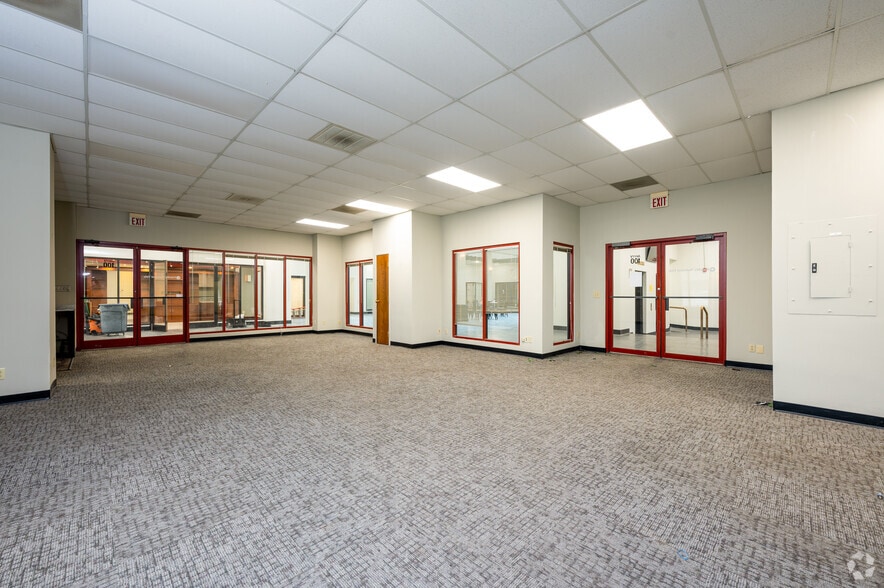 More Photos Of 1106 Meridian St, Anderson Office For Lease