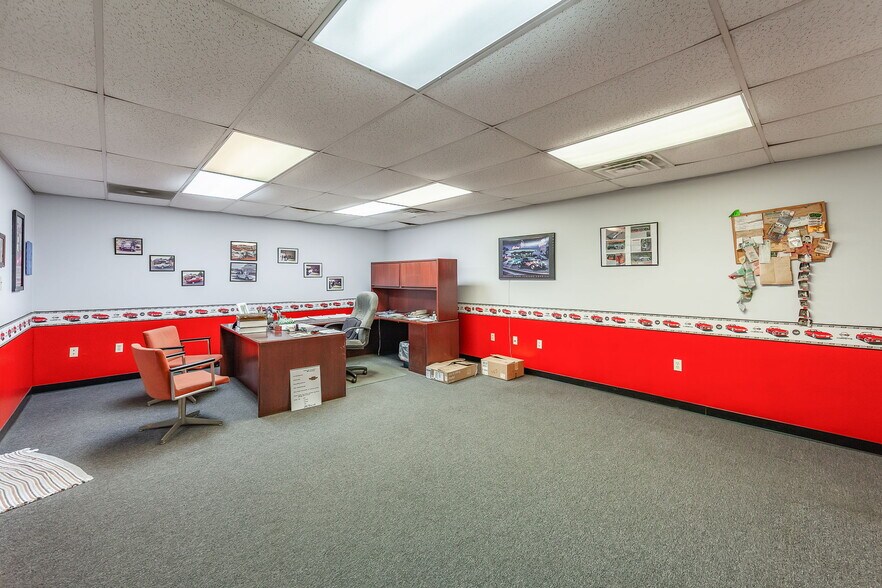 More Photos Of 39 N Madison Dr, Humboldt Showroom For Sale