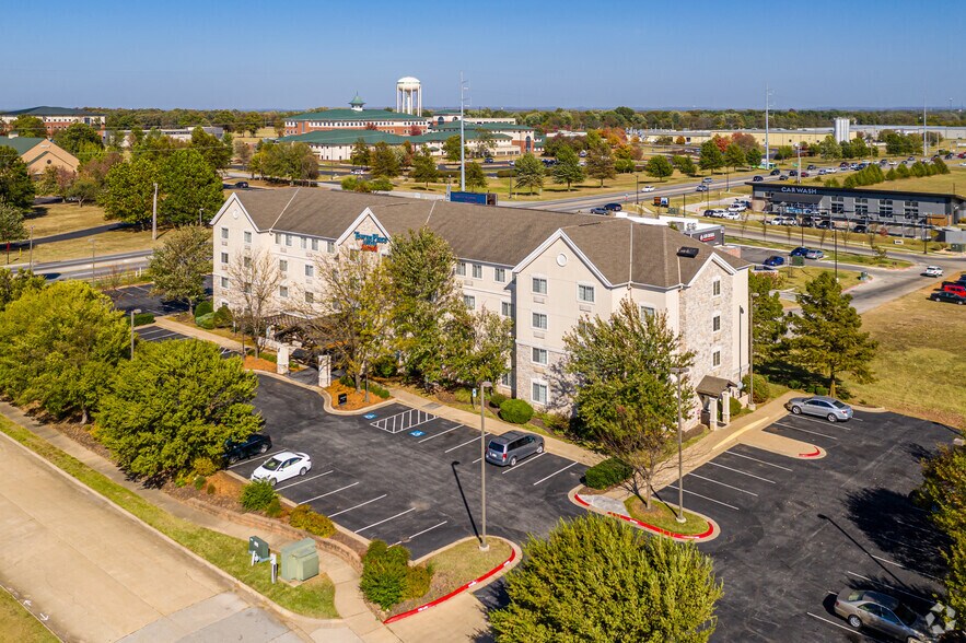 More Photos Of 3100 SE 14th St, Bentonville Hotel For Sale