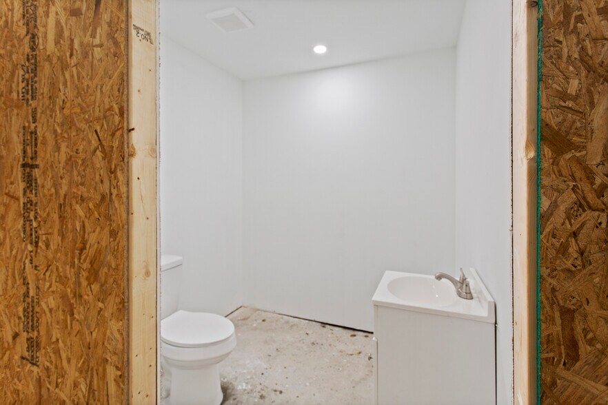 More Photos Of 207 N Kenneth St, Walhalla Warehouse For Lease