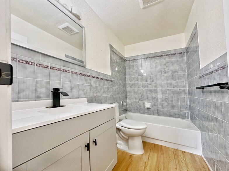 More Photos Of 1927-1929 Taraval St, San Francisco Apartments For Lease