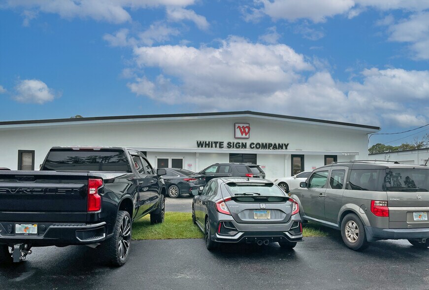 More Photos Of 907 S Charles Richard Beall Blvd, DeBary Warehouse For Lease