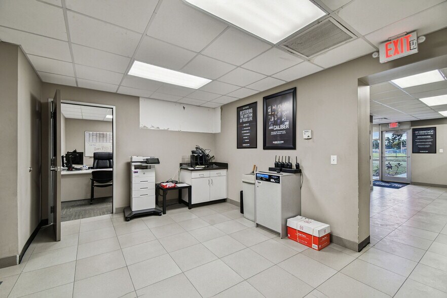 More Photos Of 4811 W Sligh Ave, Tampa Warehouse For Lease