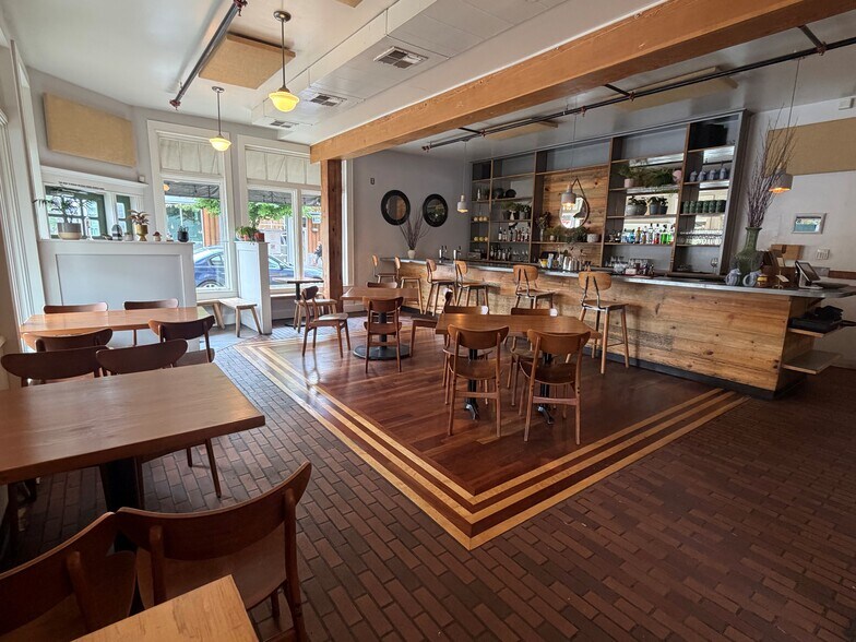 More Photos Of 2039 SE Clinton St, Portland Storefront Retail Residential For Lease