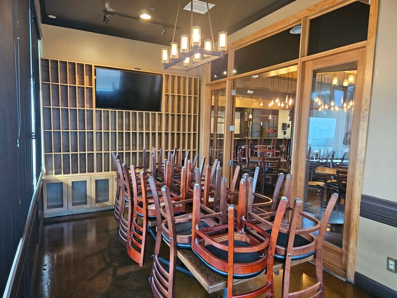 More Photos Of 8400 Katy Fwy, Houston Unknown For Lease