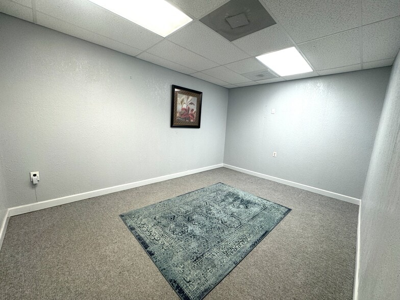 More Photos Of 2028 Palmetto St, Clearwater Light Distribution For Lease