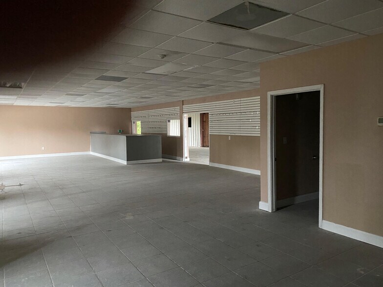 More Photos Of 1310 N ML King Jr Pky, Beaumont Light Manufacturing For Sale