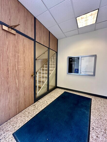 More Photos Of 8 Lester St, Martinsville General Retail For Sale